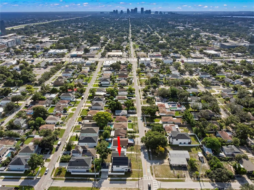 Image 53 of property listing at 3923 W GRAY STREET, Tampa, FL 33609