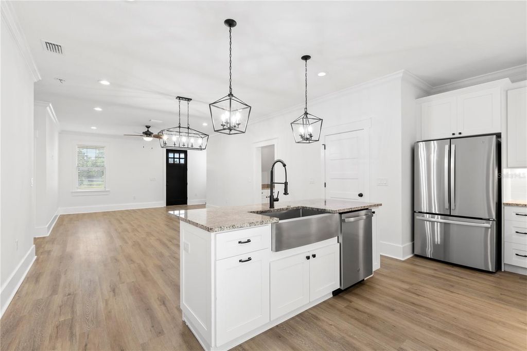 Image 8 of property listing at 3923 W GRAY STREET, Tampa, FL 33609