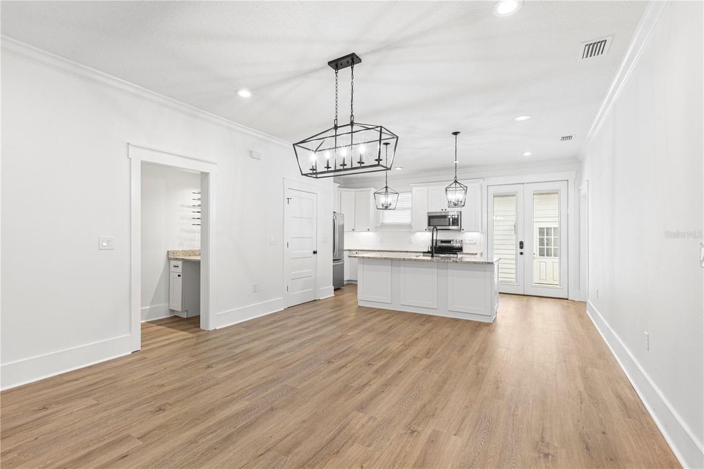 Image 10 of property listing at 3923 W GRAY STREET, Tampa, FL 33609