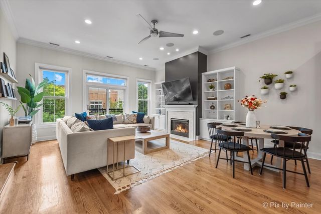 2142 W ROSCOE Street 3C, Chicago, IL 60618