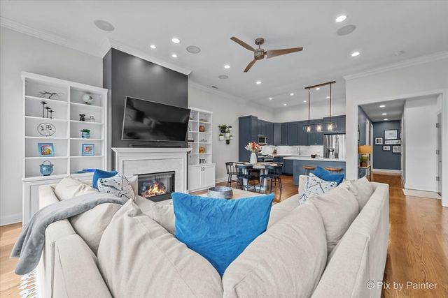 2142 W ROSCOE Street 3C, Chicago, IL 60618