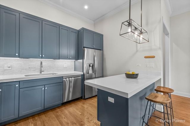 2142 W ROSCOE Street 3C, Chicago, IL 60618