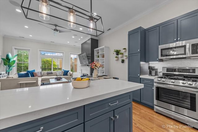 2142 W ROSCOE Street 3C, Chicago, IL 60618