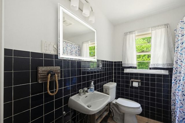 101 Edgewater Dr, Blackstone, MA 01504
