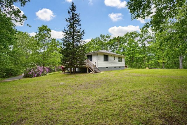 101 Edgewater Dr, Blackstone, MA 01504