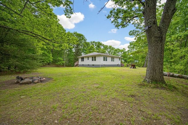 101 Edgewater Dr, Blackstone, MA 01504