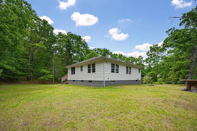 101 Edgewater Dr, Blackstone, MA 01504