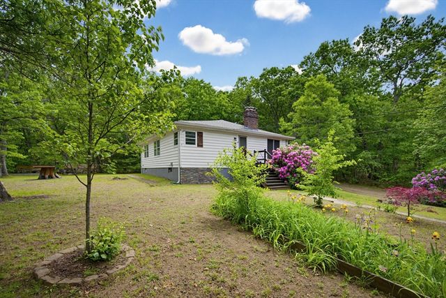 101 Edgewater Dr, Blackstone, MA 01504
