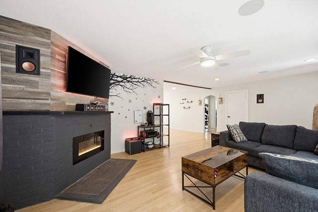 101 Edgewater Dr, Blackstone, MA 01504