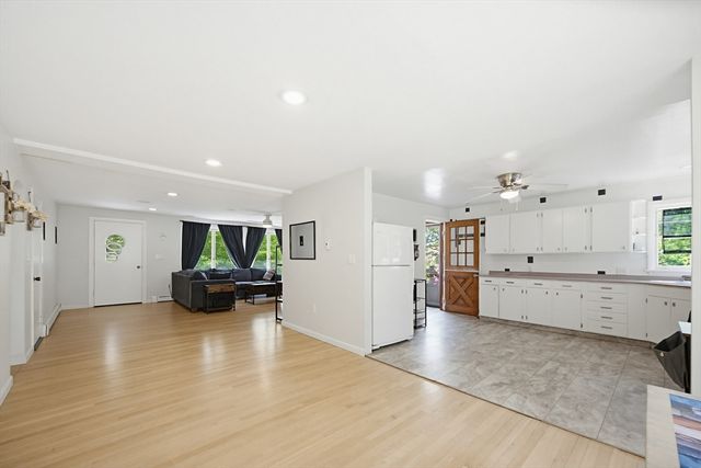 101 Edgewater Dr, Blackstone, MA 01504