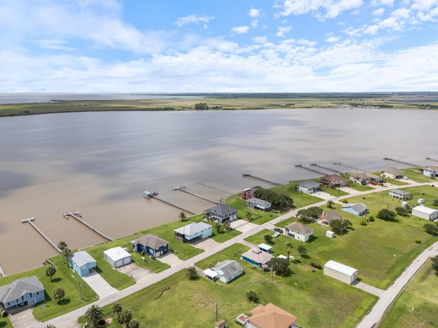 1730 W Bayshore Drive, Palacios, TX 77465