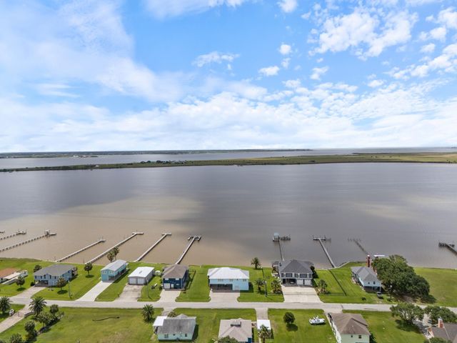 1730 W Bayshore Drive, Palacios, TX 77465