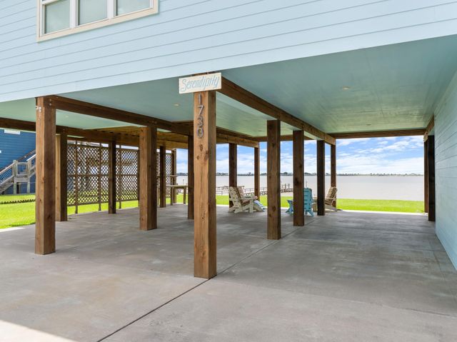 1730 W Bayshore Drive, Palacios, TX 77465
