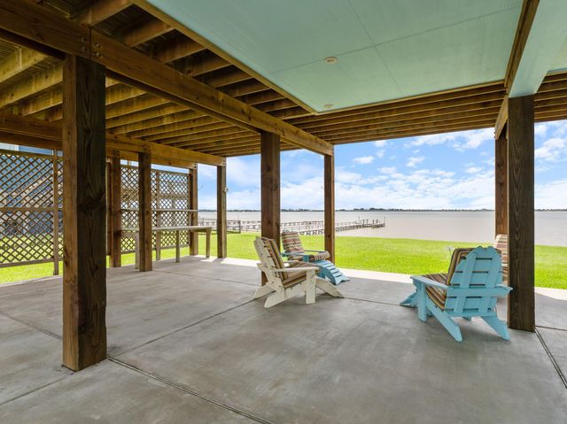 1730 W Bayshore Drive, Palacios, TX 77465