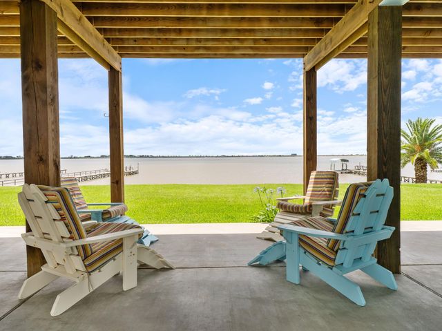 1730 W Bayshore Drive, Palacios, TX 77465