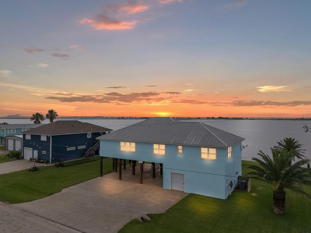 1730 W Bayshore Drive, Palacios, TX 77465