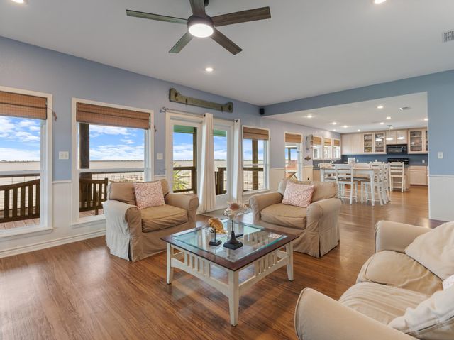 1730 W Bayshore Drive, Palacios, TX 77465
