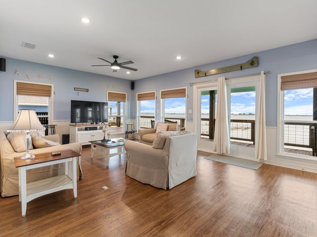 1730 W Bayshore Drive, Palacios, TX 77465
