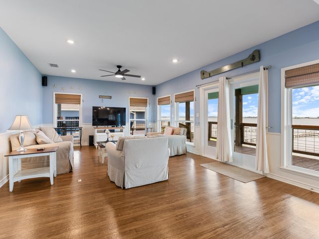 1730 W Bayshore Drive, Palacios, TX 77465