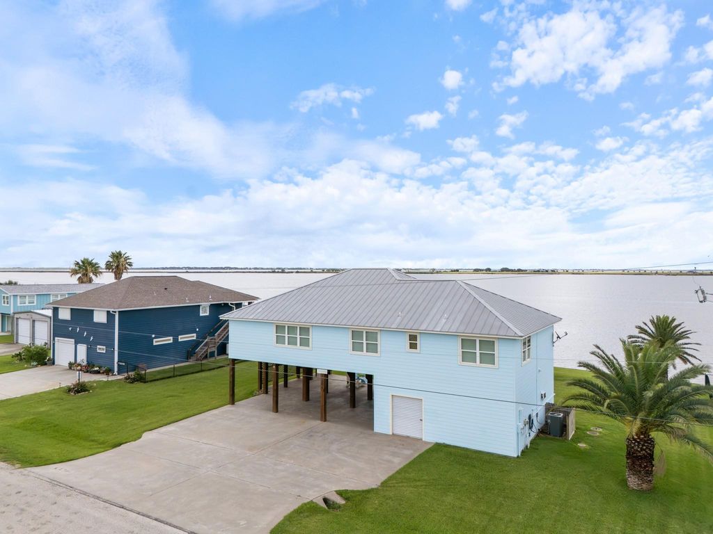 1730 W Bayshore Drive, Palacios, TX 77465
