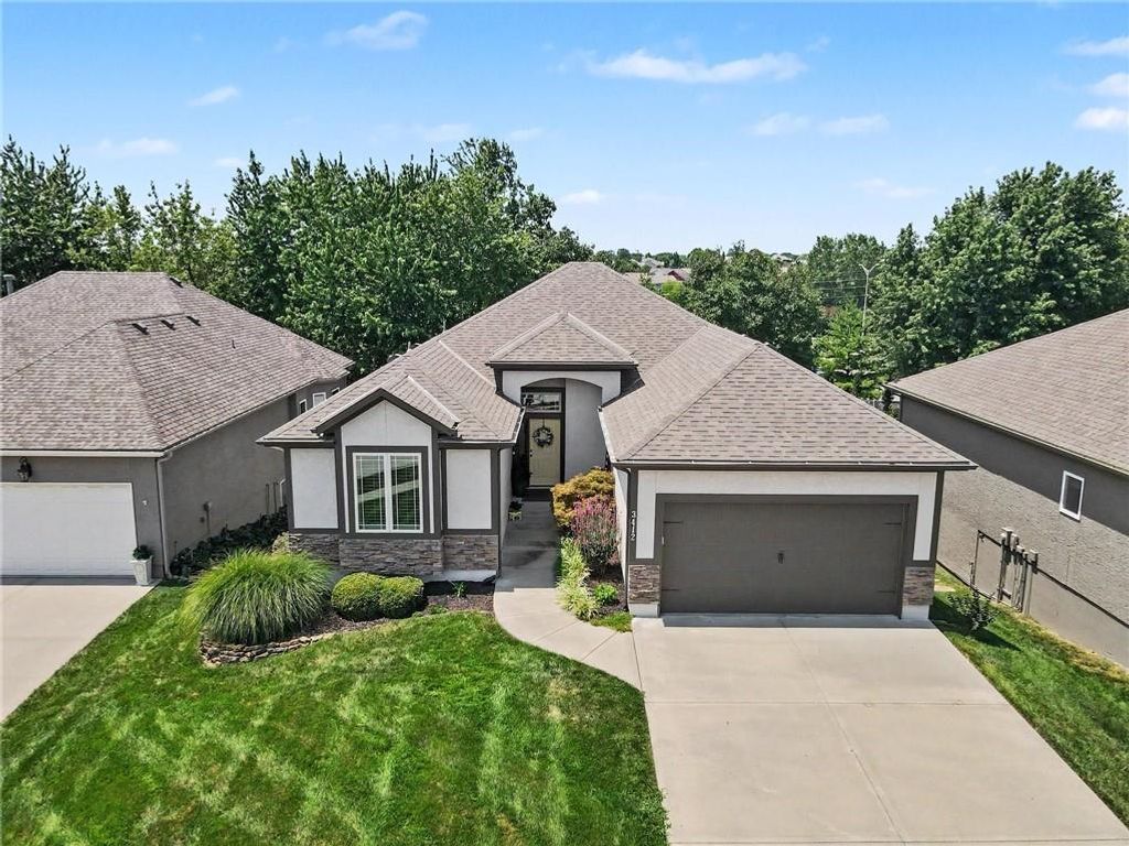 3412 SW Lois Lane, Lee's Summit, MO 64082