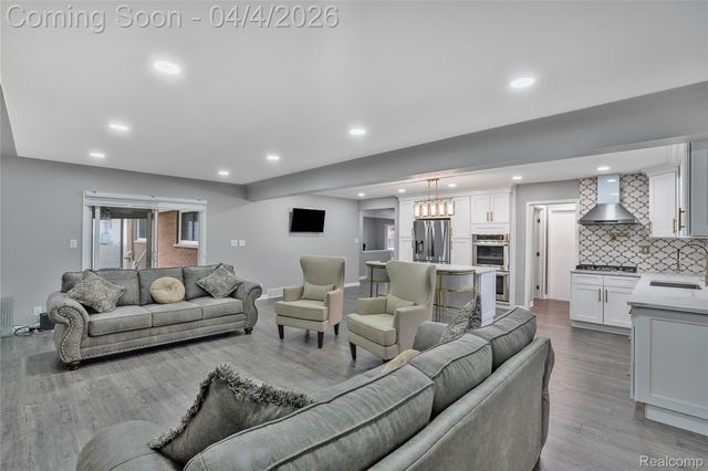 7117 N Evangeline Street, Dearborn Heights, MI 48127