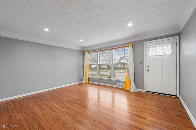 24871 Farringdon Avenue, Euclid, OH 44123