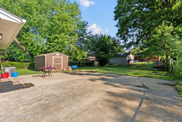5109 Red Oak Ln, Louisville, KY 40218