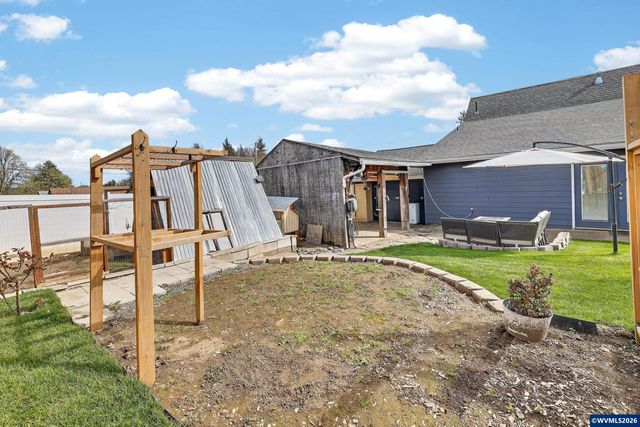 1437 SW 10th St, Dallas, OR 97338