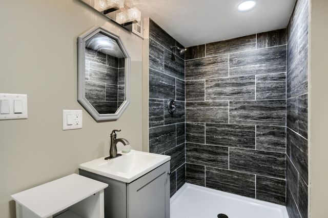 5310 N Lockwood Avenue, Chicago, IL 60630