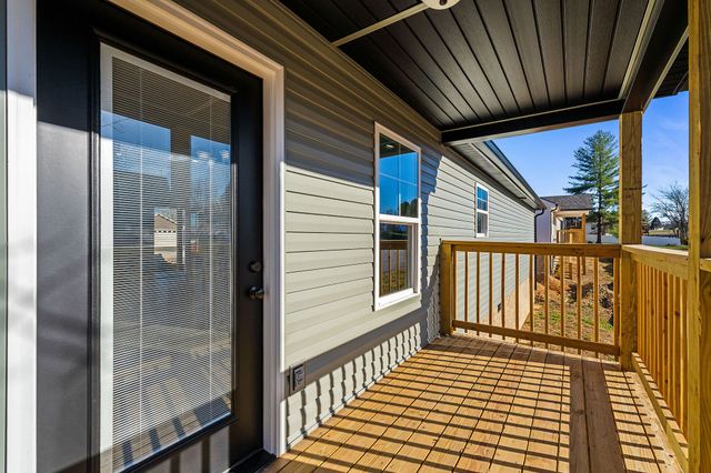 141 Sky View Meadow Dr, Crossville, TN 38555