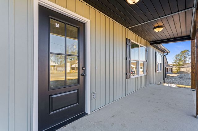 141 Sky View Meadow Dr, Crossville, TN 38555