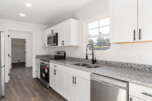 141 Sky View Meadow Dr, Crossville, TN 38555