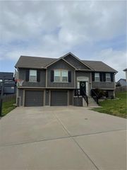 8932 NE 116th Place, Kansas City, MO 64157