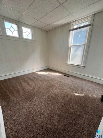 614 S 2nd Ave Avenue, Sioux Falls, SD 57104