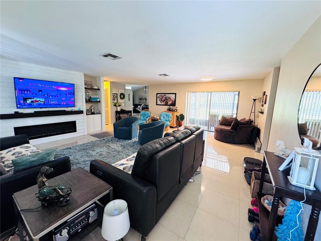 Image 11 of property listing at 7590 N CAESAR POINT, Dunnellon, FL 34433