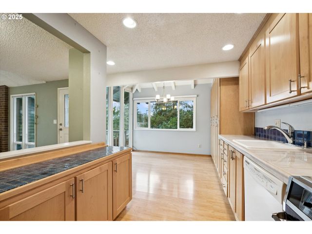 6170 Sw HEIGHTS Ln, Beaverton, OR 97007