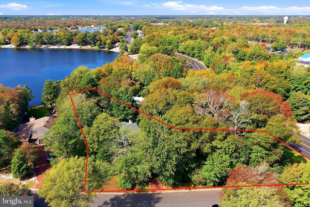 12 CHAMPLAIN CT, Manahawkin, NJ 08050