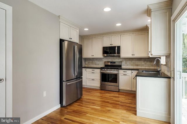 12 CHAMPLAIN CT, Manahawkin, NJ 08050