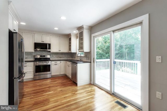 12 CHAMPLAIN CT, Manahawkin, NJ 08050