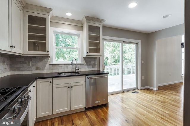 12 CHAMPLAIN CT, Manahawkin, NJ 08050