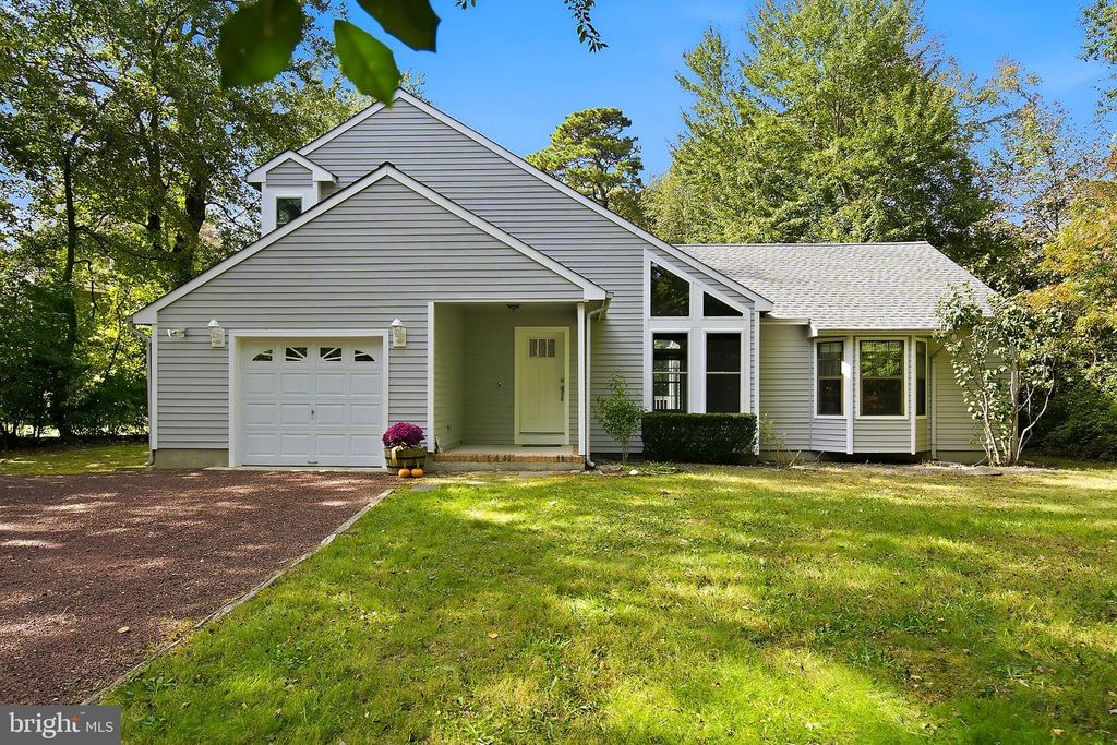 12 CHAMPLAIN CT, Manahawkin, NJ 08050