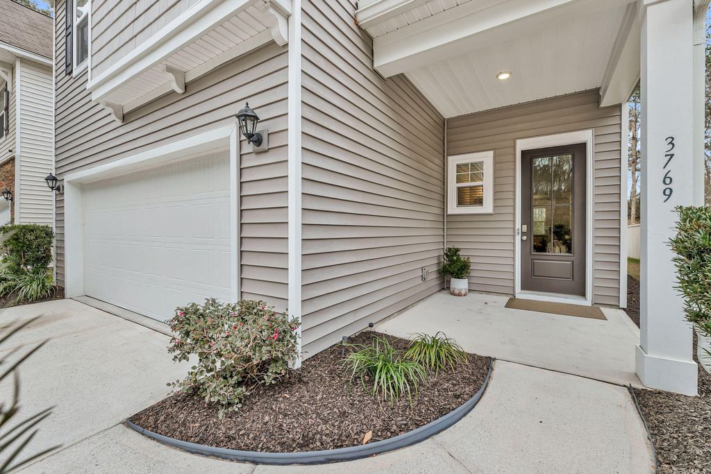 Image 4 of property listing at 3769 Sawmill Court, Mount Pleasant, SC 29466