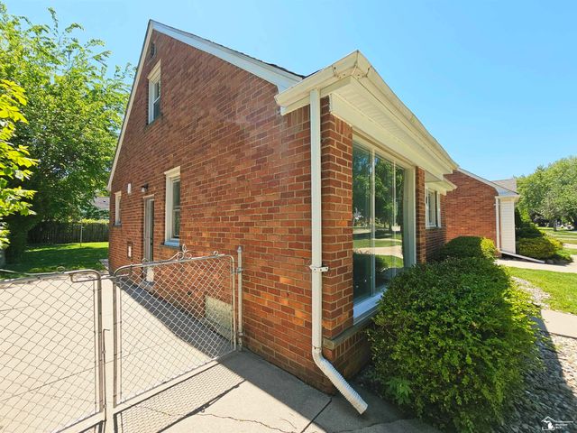 20308 Country Club Drive, Harper Woods, MI 48225