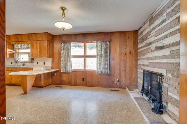 318 Meadow Lark Street, Weber City, VA 24290