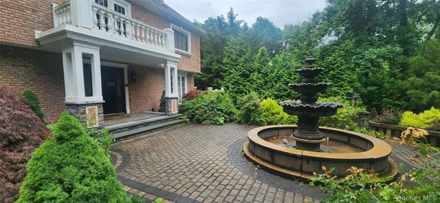 7 Arista Court, Dix Hills, NY 11746