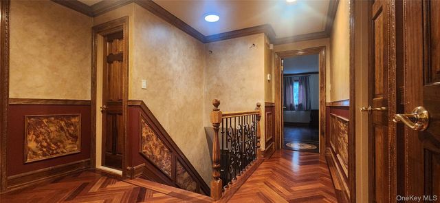 7 Arista Court, Dix Hills, NY 11746