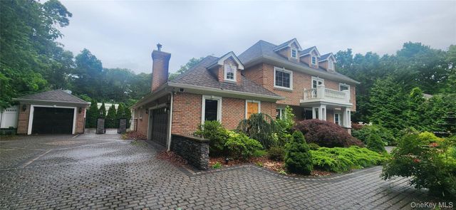 7 Arista Court, Dix Hills, NY 11746