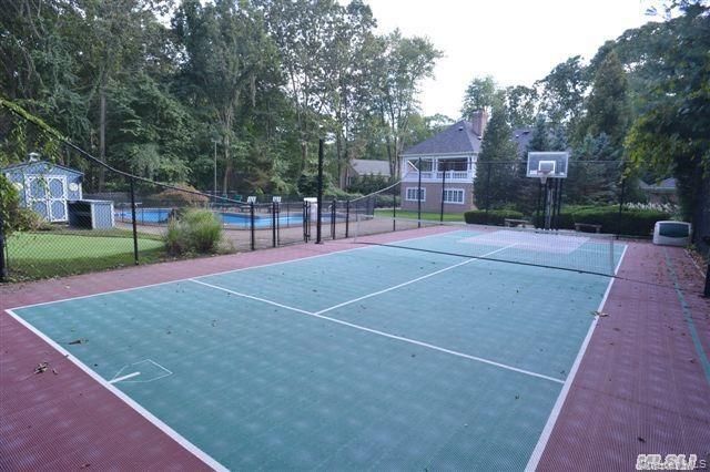 7 Arista Court, Dix Hills, NY 11746