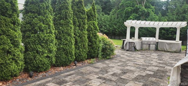 7 Arista Court, Dix Hills, NY 11746